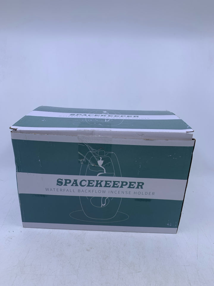 METAL BUCKET VASE W/ PRIMITIVE STYLE SNOWMAN W/ PIERCED SNOWFLAKES.