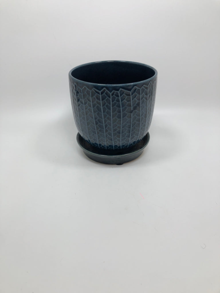 BLUE PLANTER W/HERRINGBONE PATTERN.