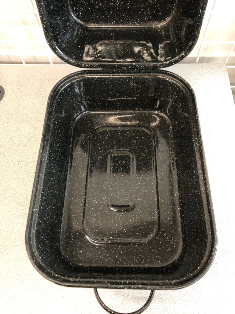 2PC BLACK SPECKLED METAL ROASTING PAN.