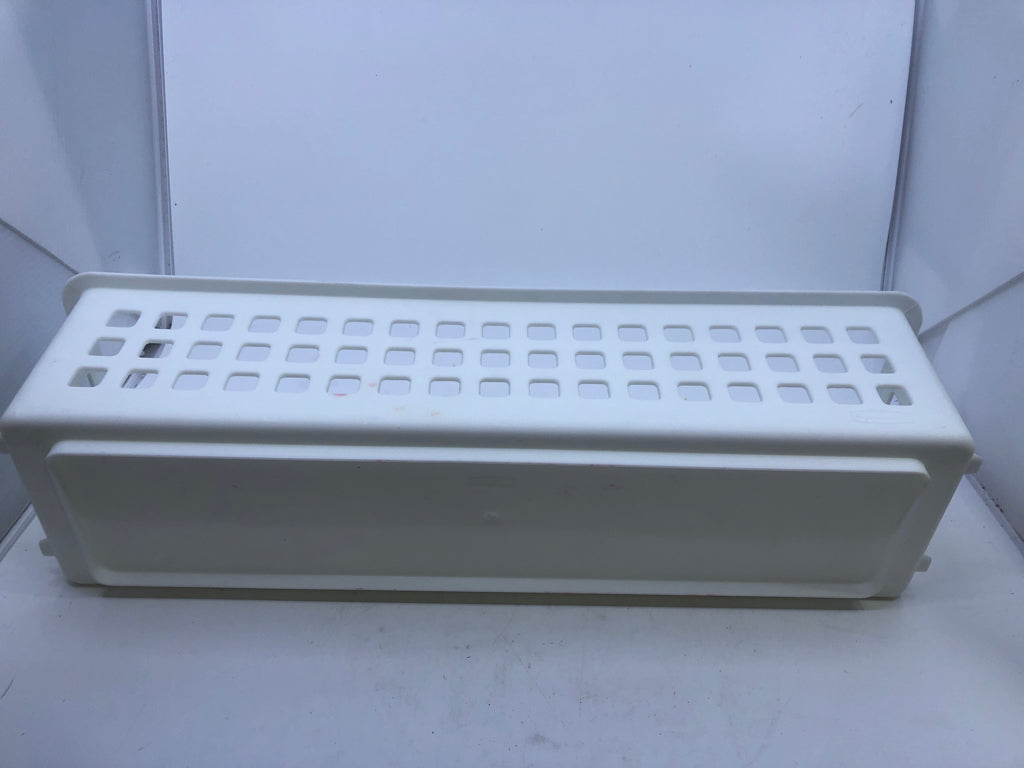LONG RECTANGLE PLASTIC BASKET.