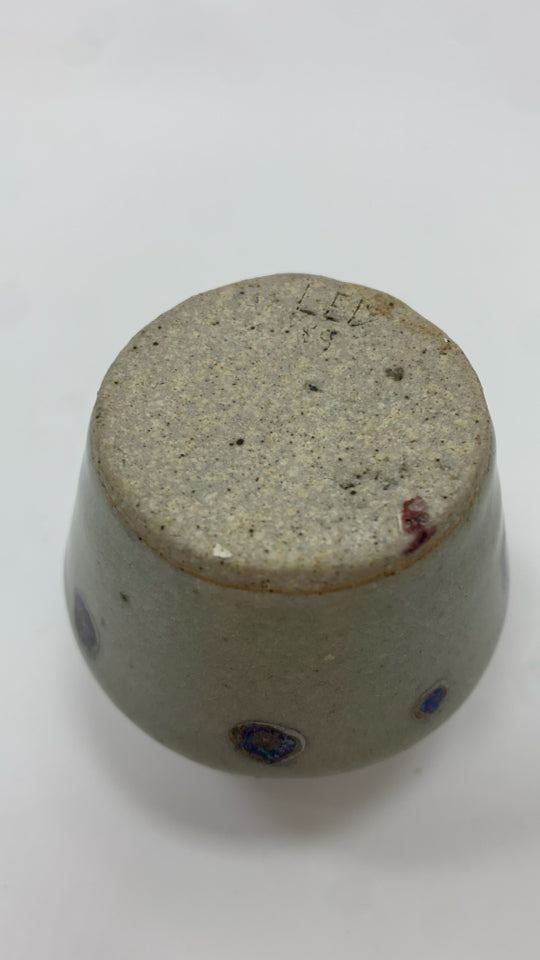 BEIGE GLAZED POTTERY BUD VASE W/BLUE.