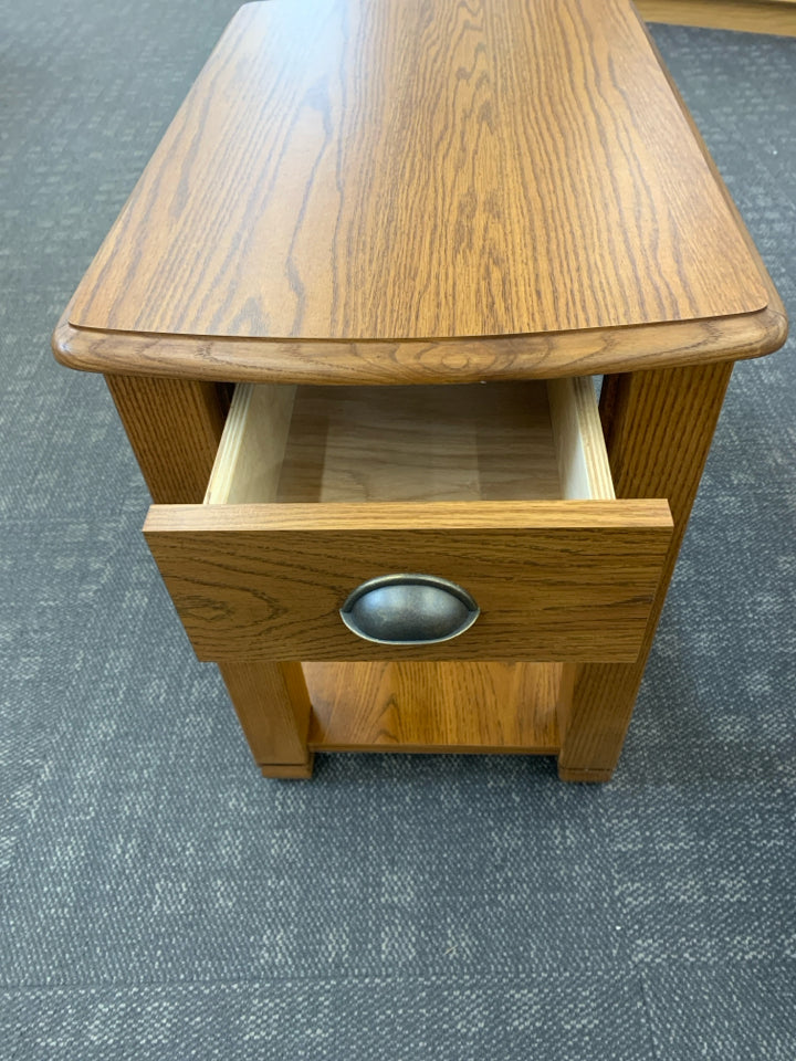 THIN BROWN SIDE TABLE W/1 DRAWER.