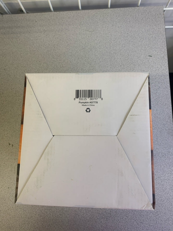NIB WHITE PUMPKIN OIL DIFFUSER.