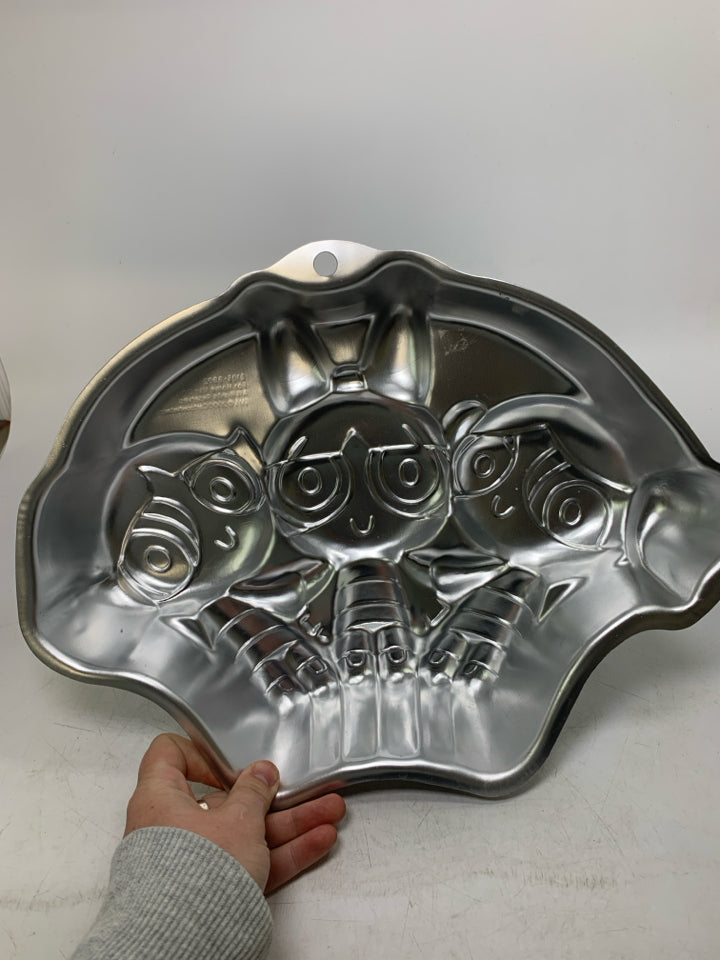 VTG POWERPUFF GIRLS CAKE MOLD.