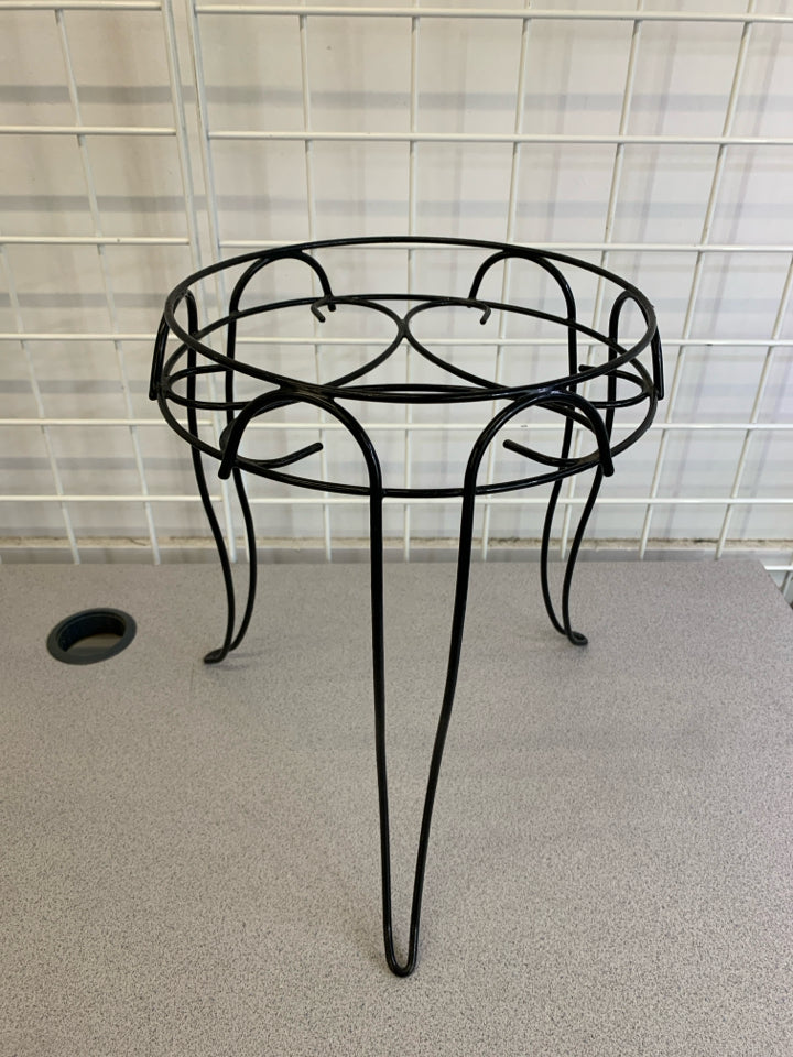 BLACK METAL SCROLL PLANT STAND.