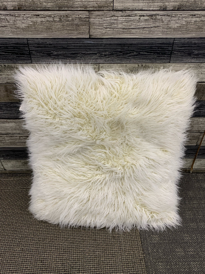 CREAM FURRY ACCENT PILLOW.