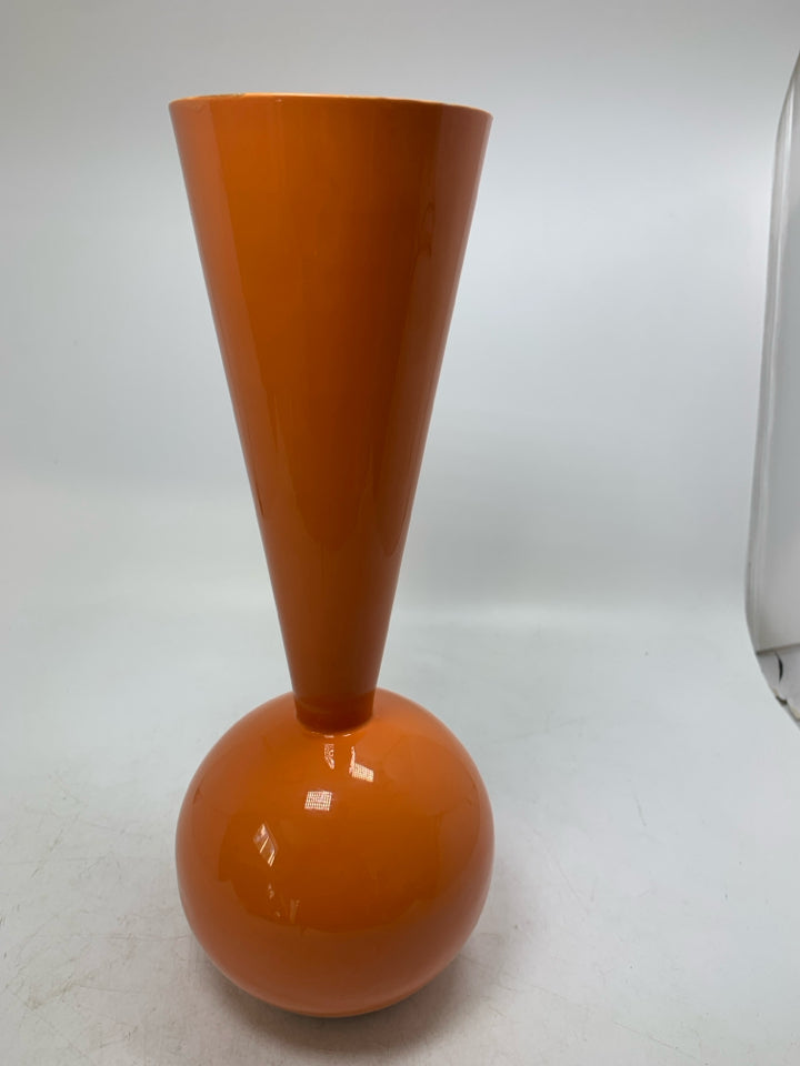 METAL CIRCLE BASE FLARED NECK VASE.
