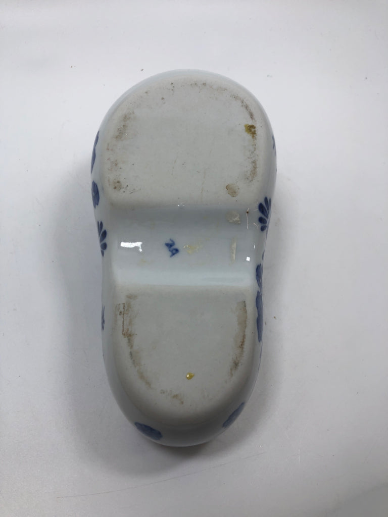 BLUE FLORAL PORCELAIN CLOG PLANTER.