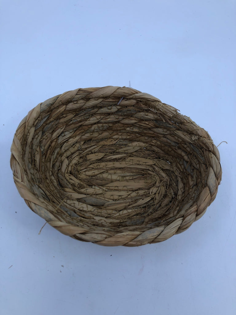 SMALL OVAL BASKET.