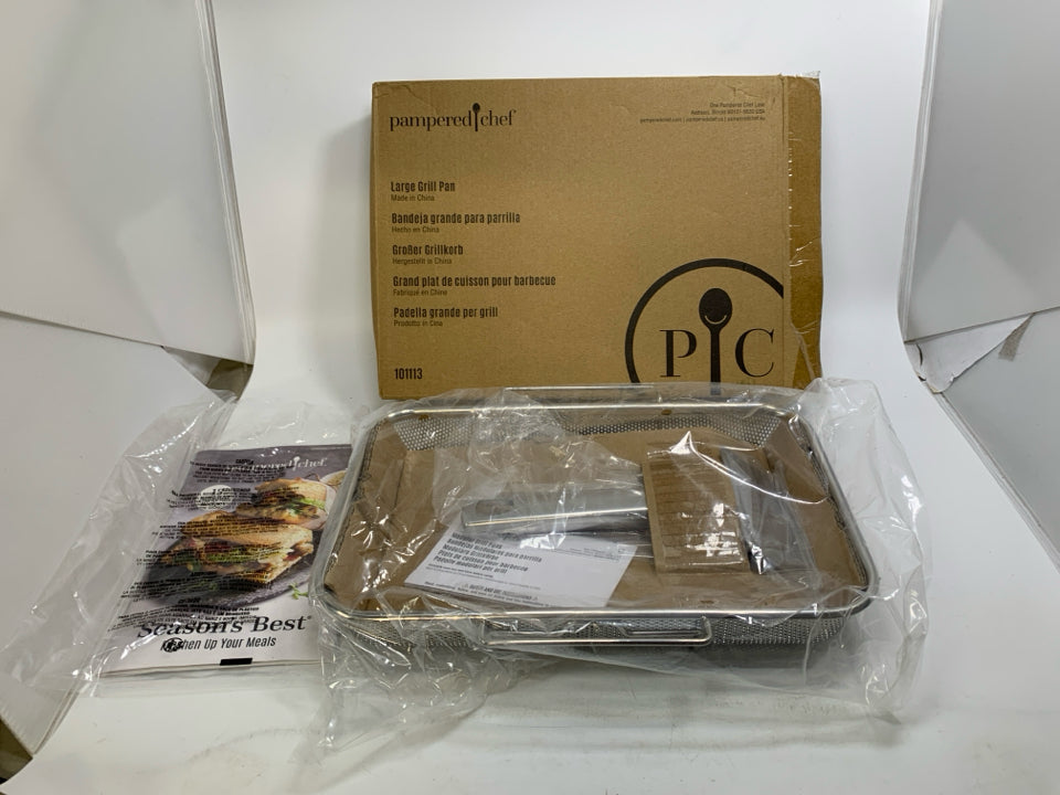 NIB LARGE GRILL PAN W/ REMOVABLE HANDLE.