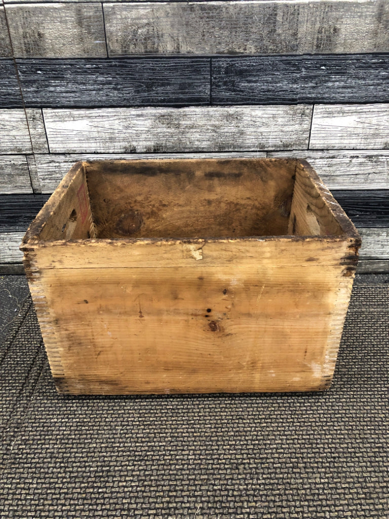 VTG "HP HOOD & SONS" WOOD CRATE.