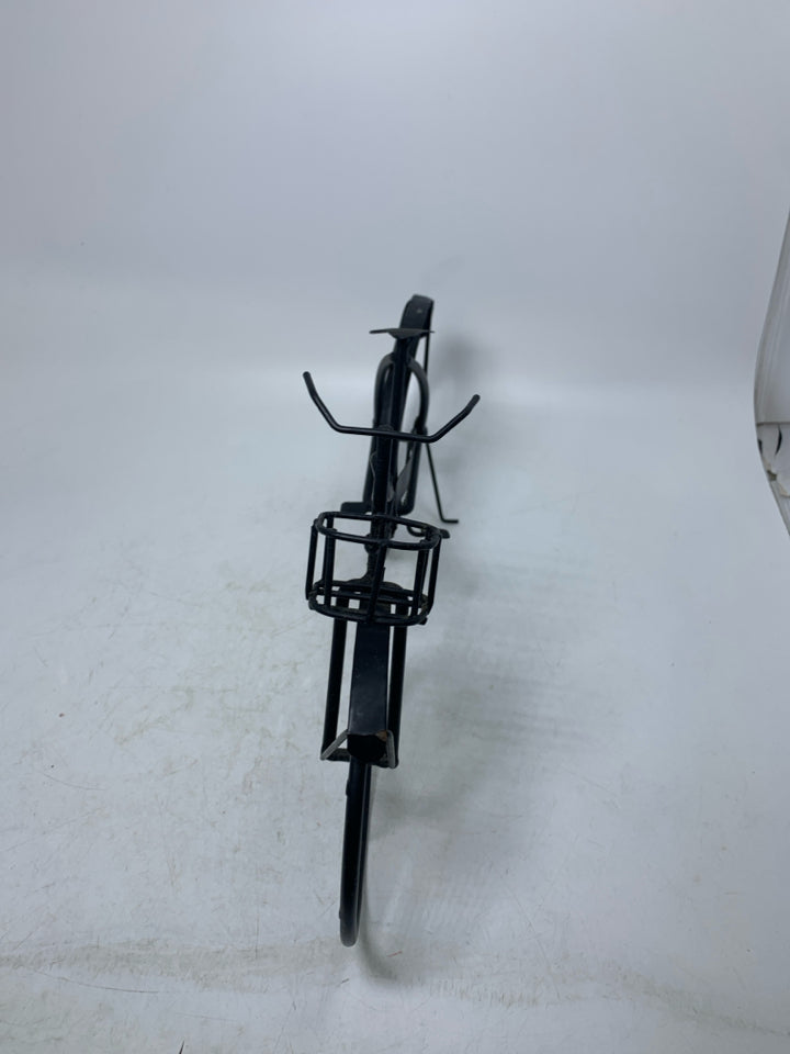 BLACK METAL SKINNY BIKE DECOR.