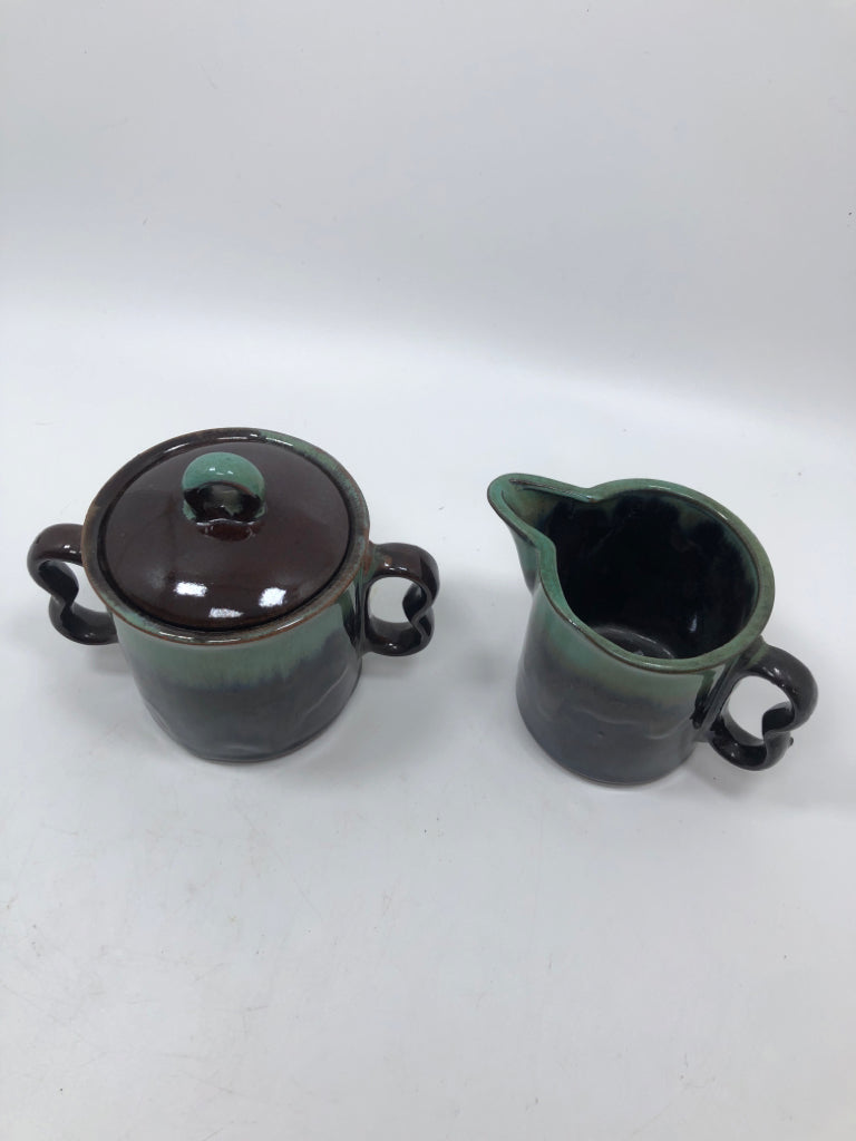 BROWN/GREEN GLAZE SUGAR AND CREAMER POTTERY SET.