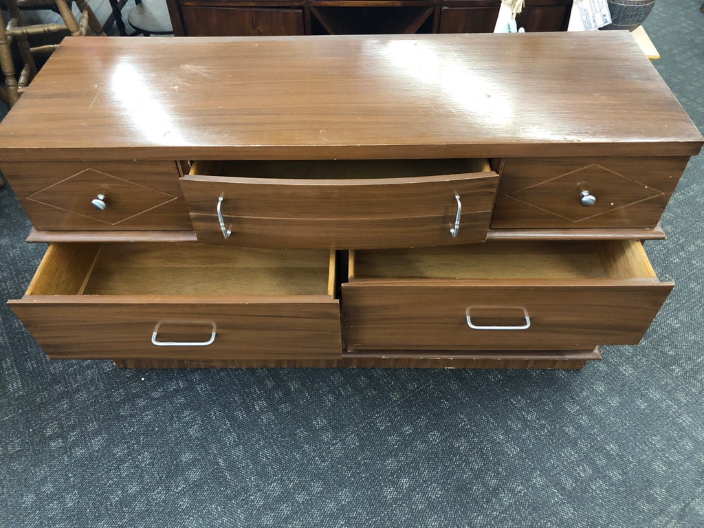 VTG 7 DRAWER LIGHT BROWN DRESSER W/ METAL HARDWARE DIAMOND PATTERN.