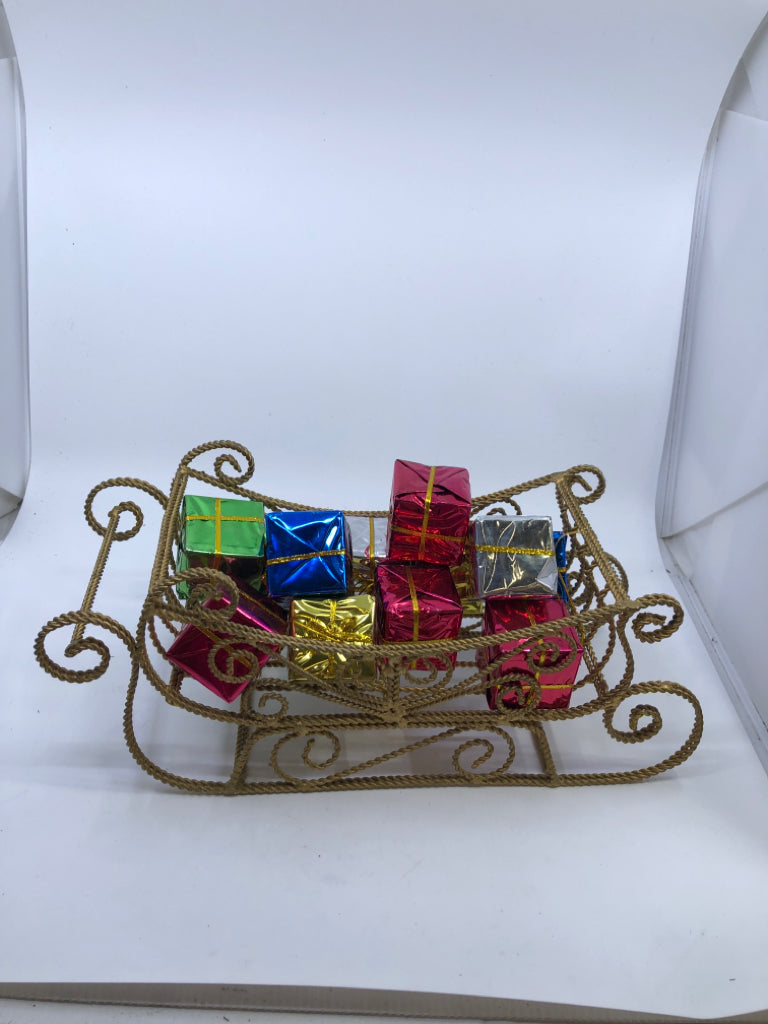 6PC GOLD METAL REINDEER AND SLEIGH SET.