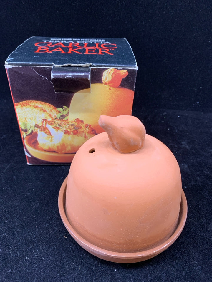 NIB GARLIC BAKER TERRA COTTA