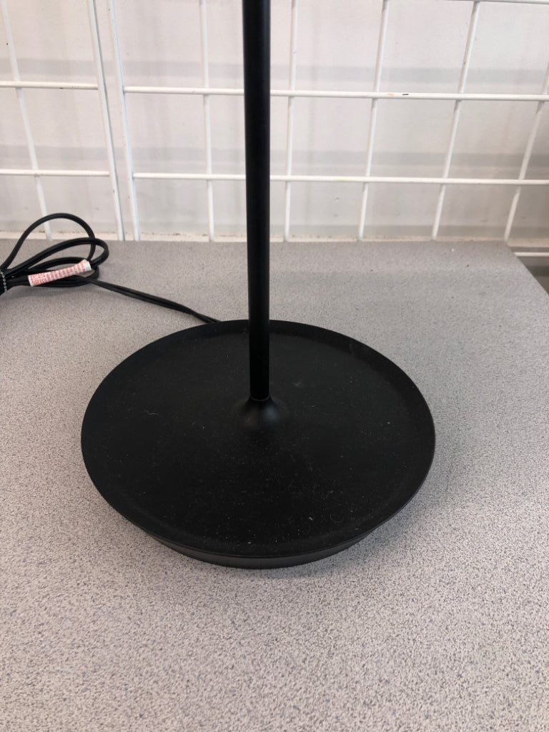 METAL LAMP W/TRAY BASE AND GREY SHADE.