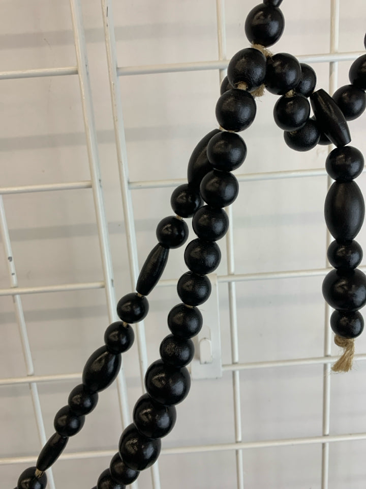 BLACK WOODEN BEADED GARLAND.