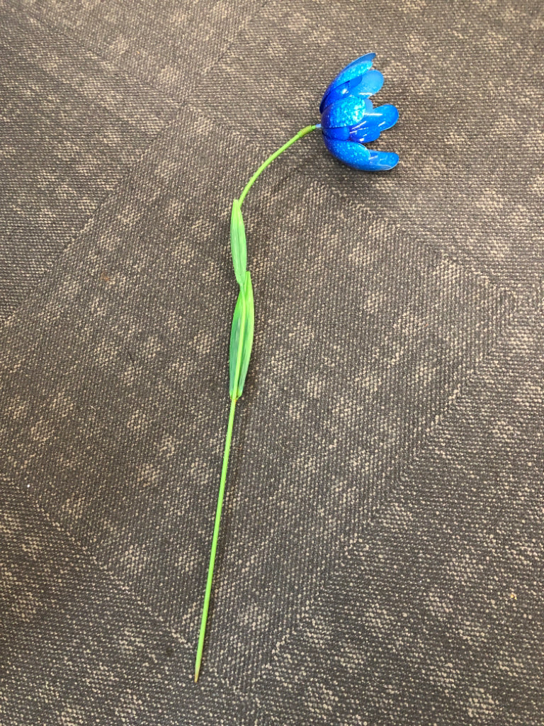 BLUE METAL FLOWER YARD DECOR.