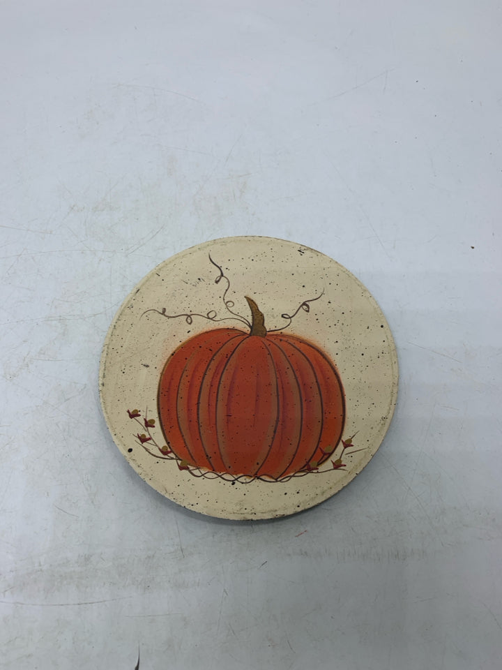 WHITE SPECKLED SMALL PRIMITIVE STYLE PUMPKIN DECORATIVE PLATE.