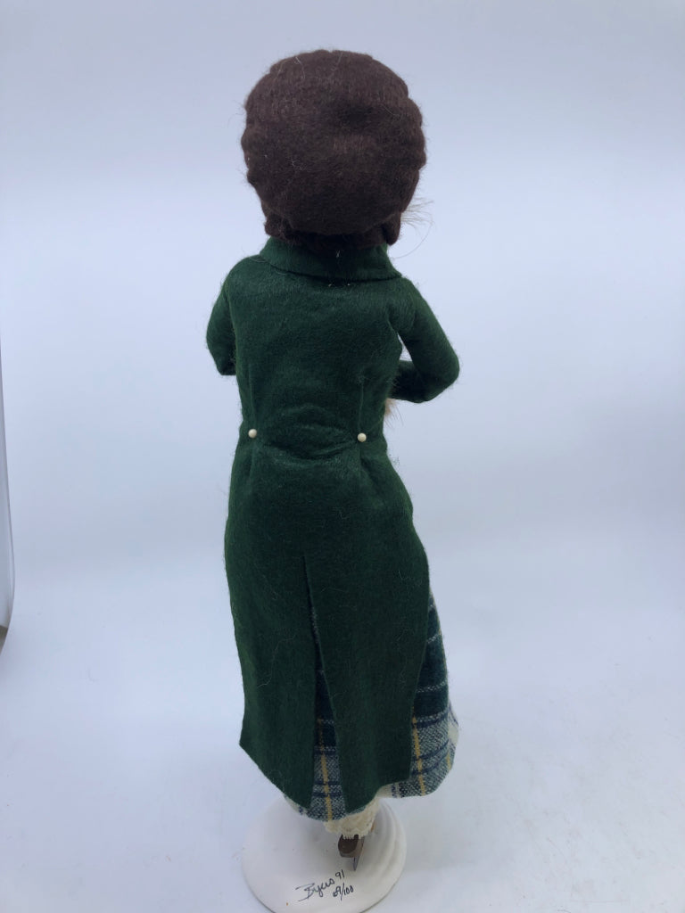 WOMAN CAROLER GREEN COAT PLAID SKIRT BROWN HAT "THE SKATERS" 1991 BYERS' CHOICE.