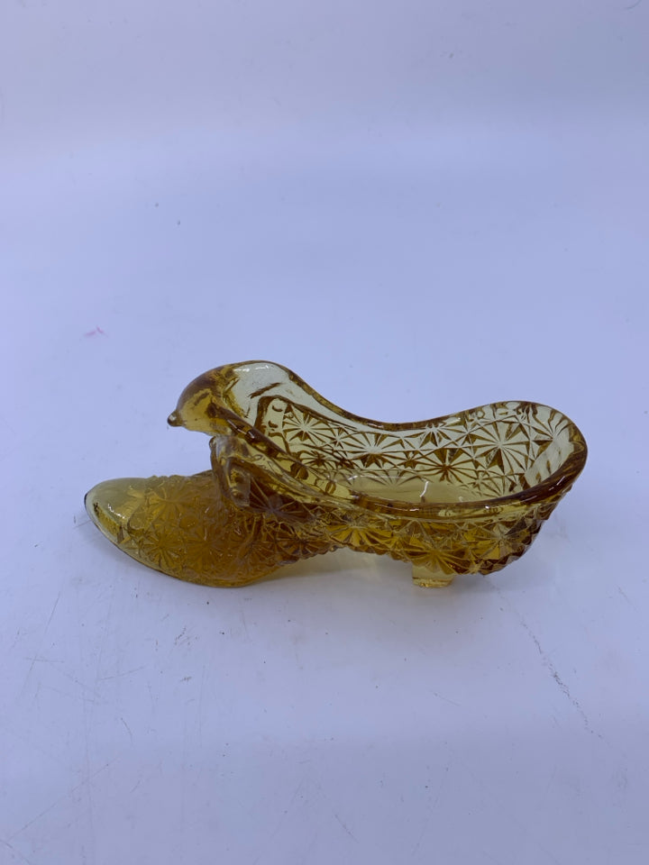 VTG YELLOW TEXTURED GLASS HEELED SHOE.