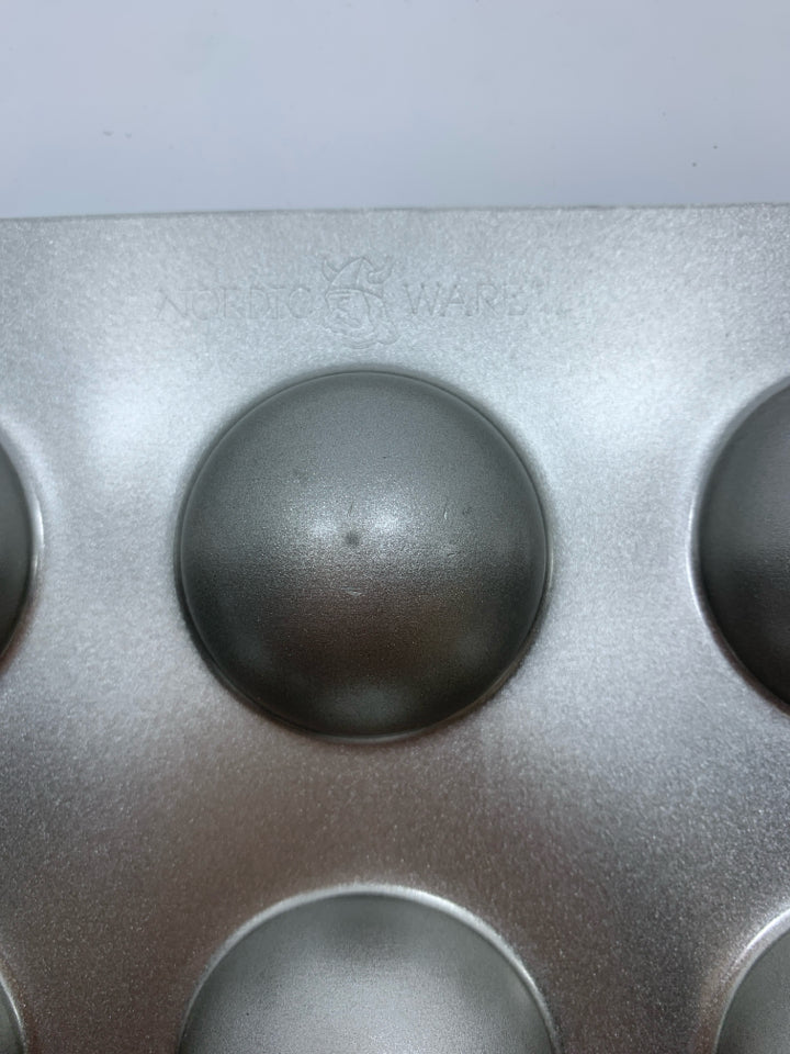 12-SLOT DONUT-HOLE PAN.