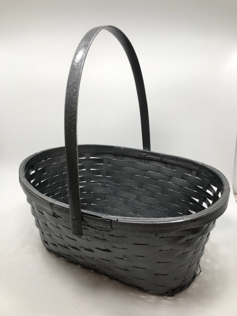 SILVER WICKER BASKET W/HANDLE.