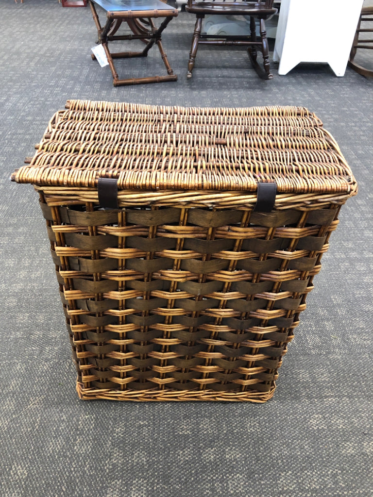 BROWN WOVEN WICKER LAUNDRY BASKET W/LID.
