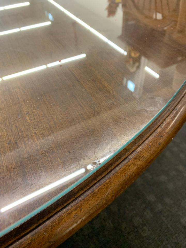 ROUND WOOD DINNER TABLE W/ 4 CHAIRS WOVEN SEATS GLASS TOP.