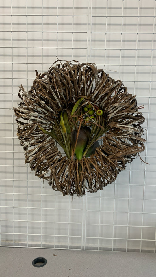 LG TWIG WREATH W/RUSTIC ARRANGEMENT.