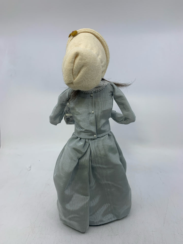 1994 BYERS' CHOICE WOMAN CAROLER IN BLUE DRESS.