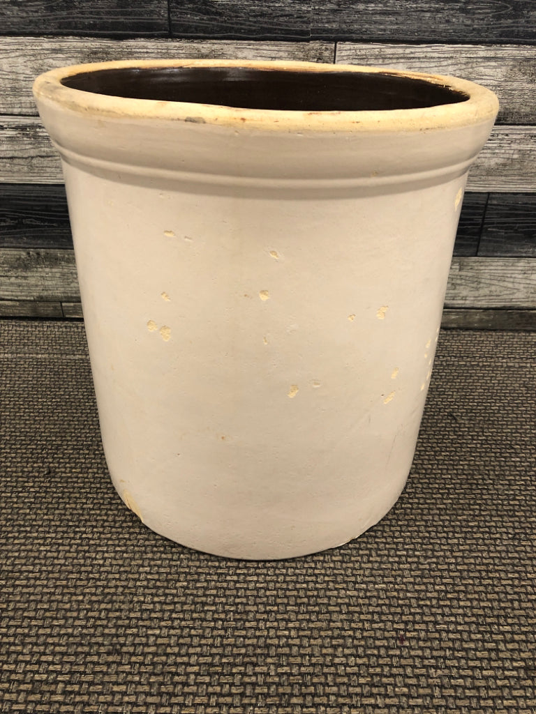 VTG CREAM COLORED 6 GALLON STONEWARE CROCK.