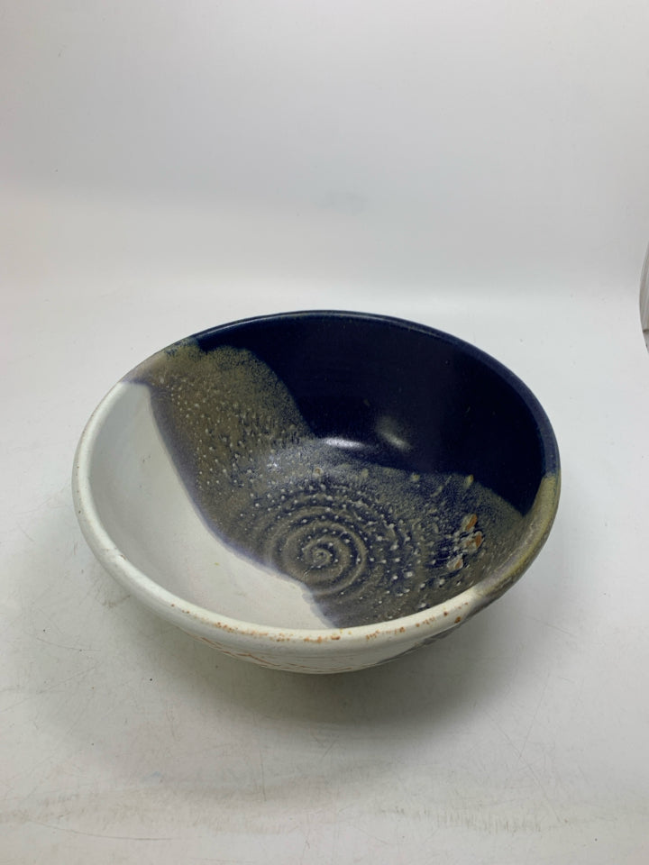HEAVY BLUE/WHITE TEXTURED EXTERIOR MIXING BOWL.