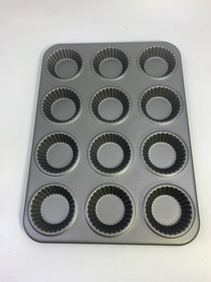 MUFFIN BAKING PAN.