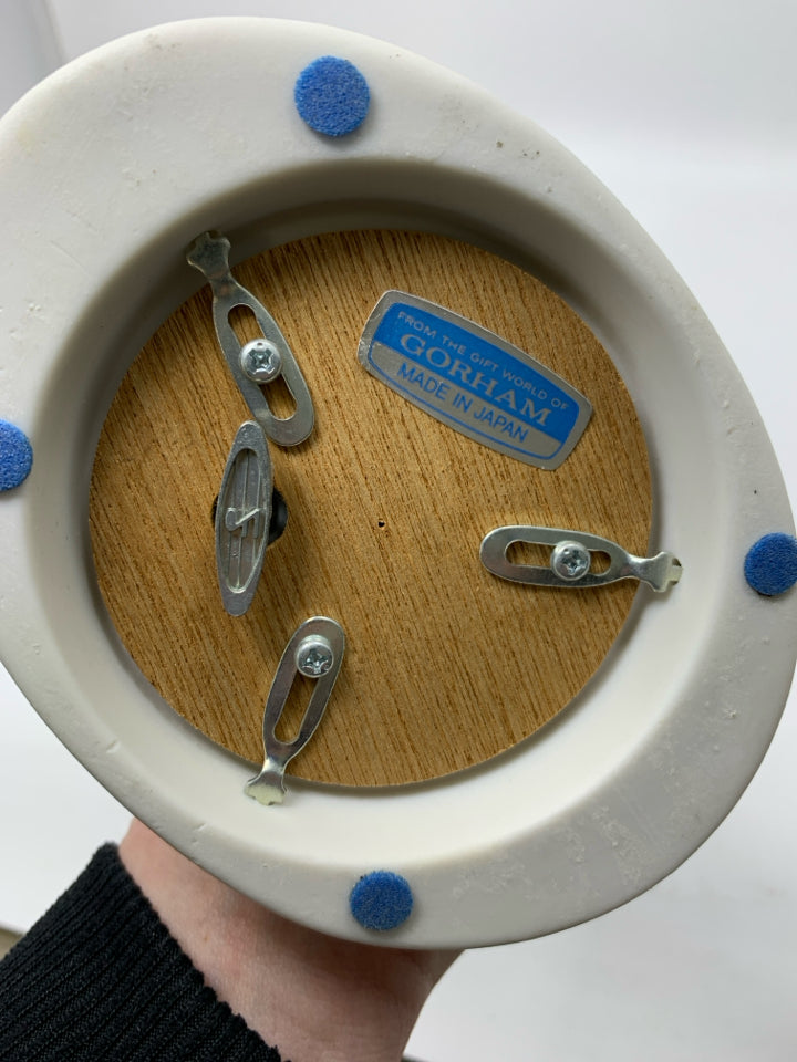 CERAMIC SWAN ON WATER MUSIC BOX.