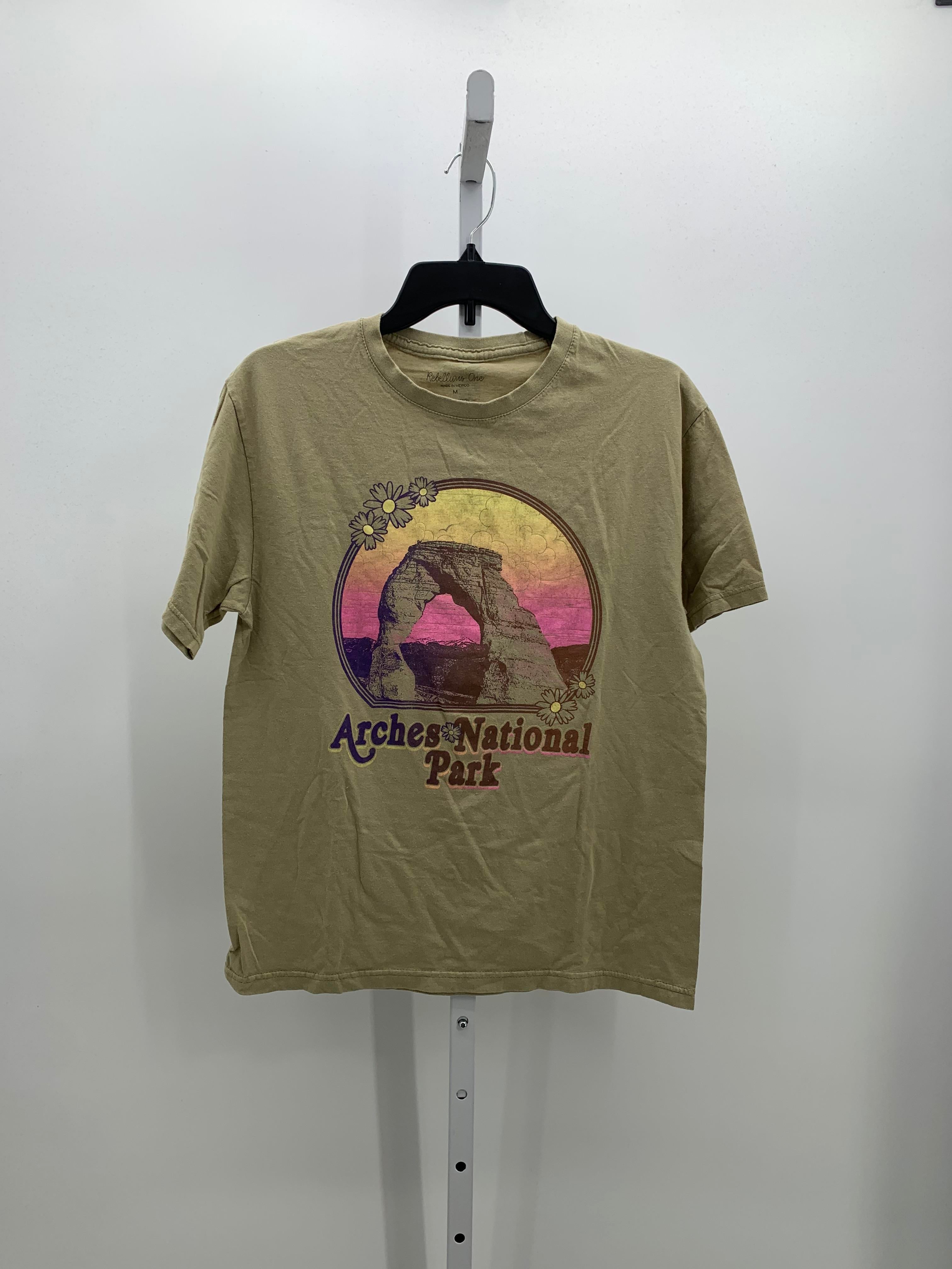 Size Medium Juniors Short Sleeve Shirt