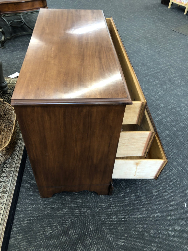 SHORT WOOD 3 DRAWER DRESSER WITH GOLD ACCENTS.