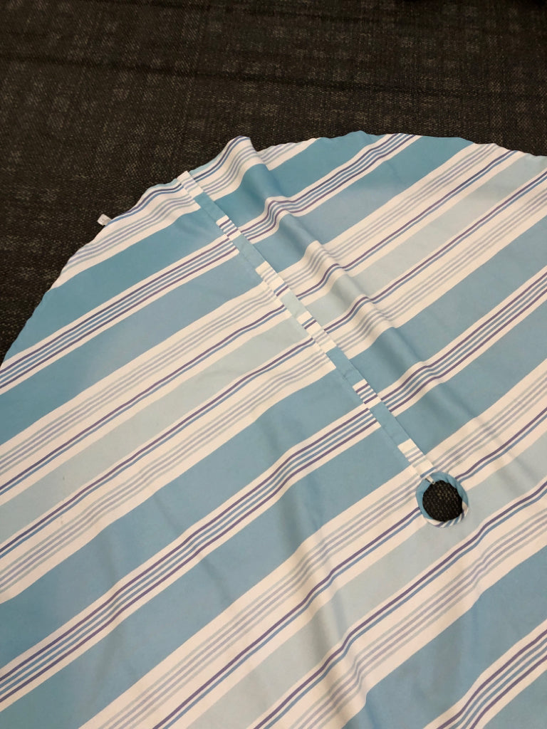 BLUE/WHITE ROUND ZIP TABLE CLOTH.