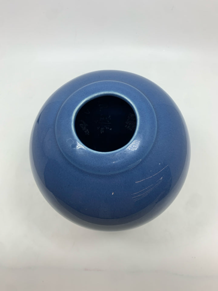 BLUE CERAMIC ROUND VASE.