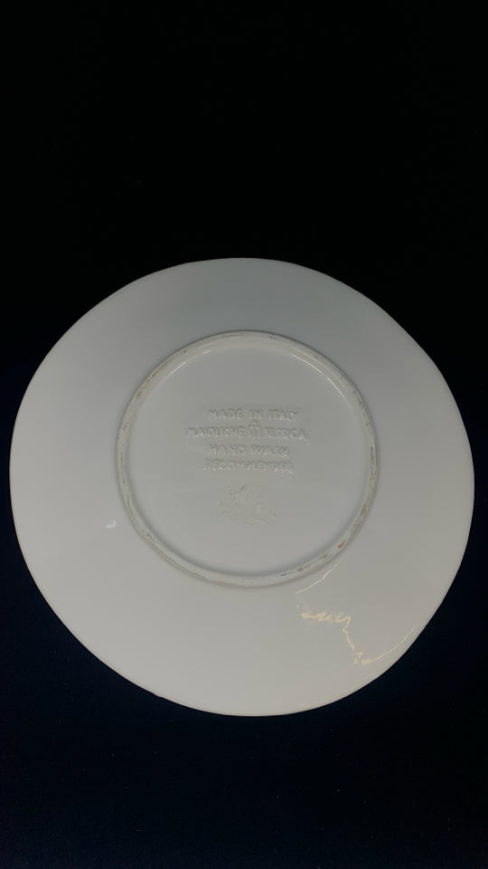 WHITE EMBOSSED CERAMIC PLATE MAIOLICHE JESSICA.