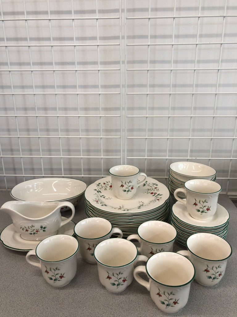 34PC HOLLY PATTERN DISH SET - PFALTZGRAFF SERV FOR 8.