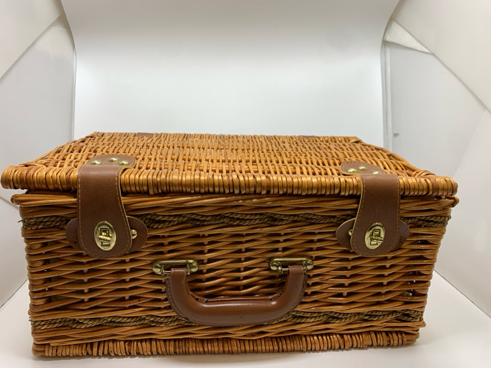 PICNIC BASKET SERVICE FOR 4.