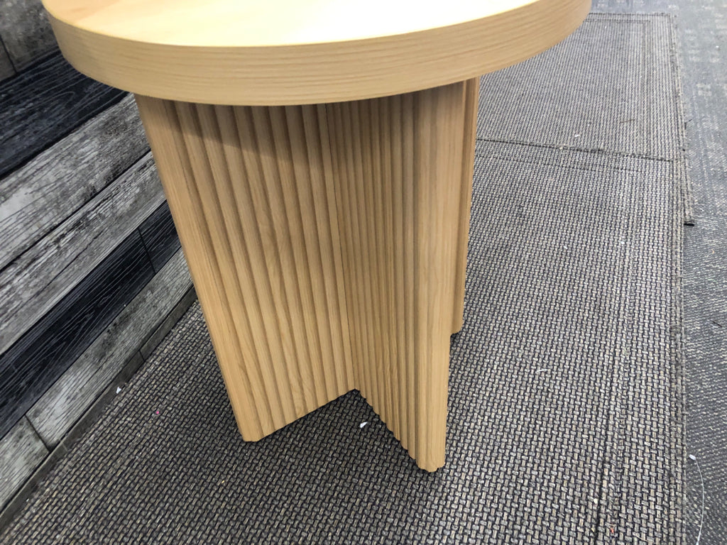 ROUND PINE END TABLE.
