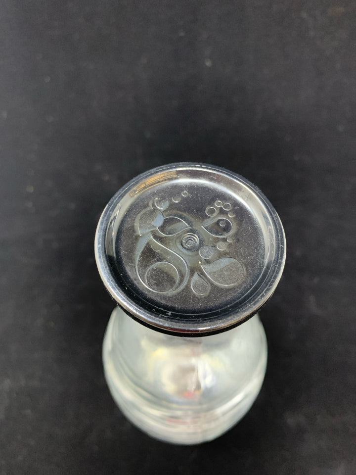 CLEAR GLASS RIBBED CARAFE W/BLACK SCREW TOP.