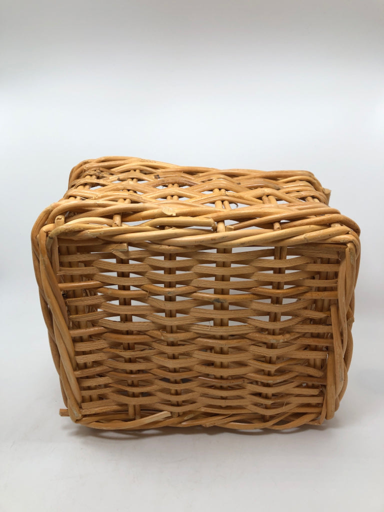WICKER BASKET W/DOWEL HANDLES.