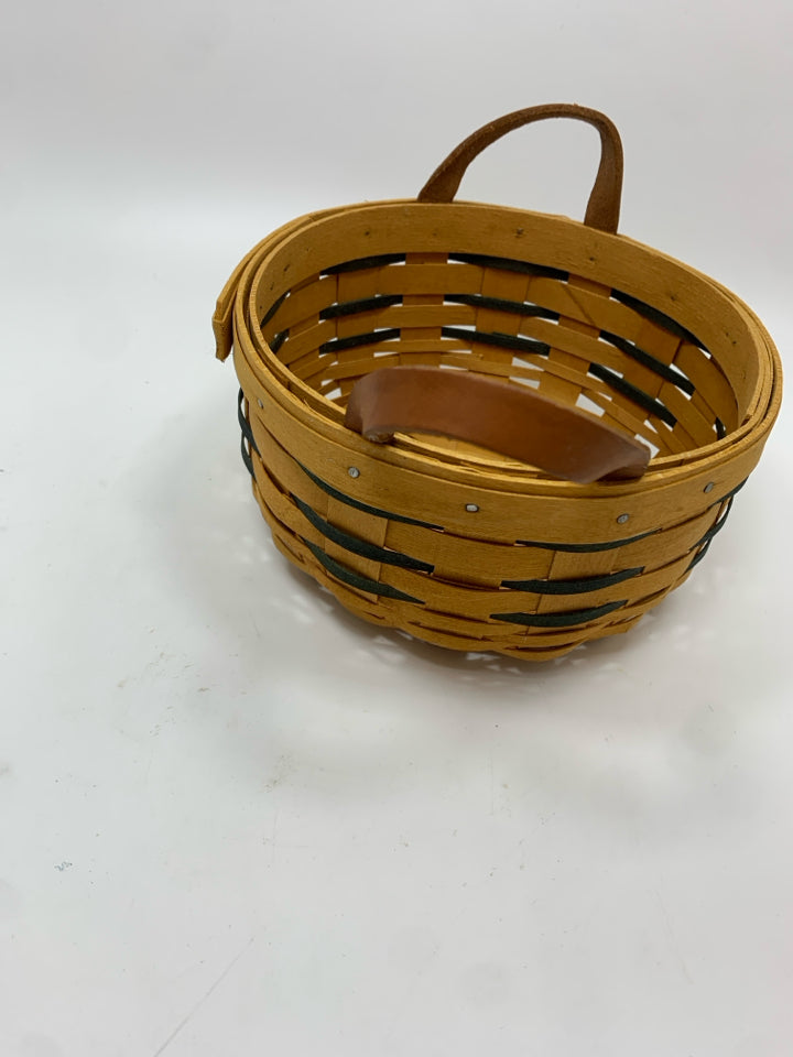 2001 ROUND BASKET W/BLUE STRIPE AND HANDLES.