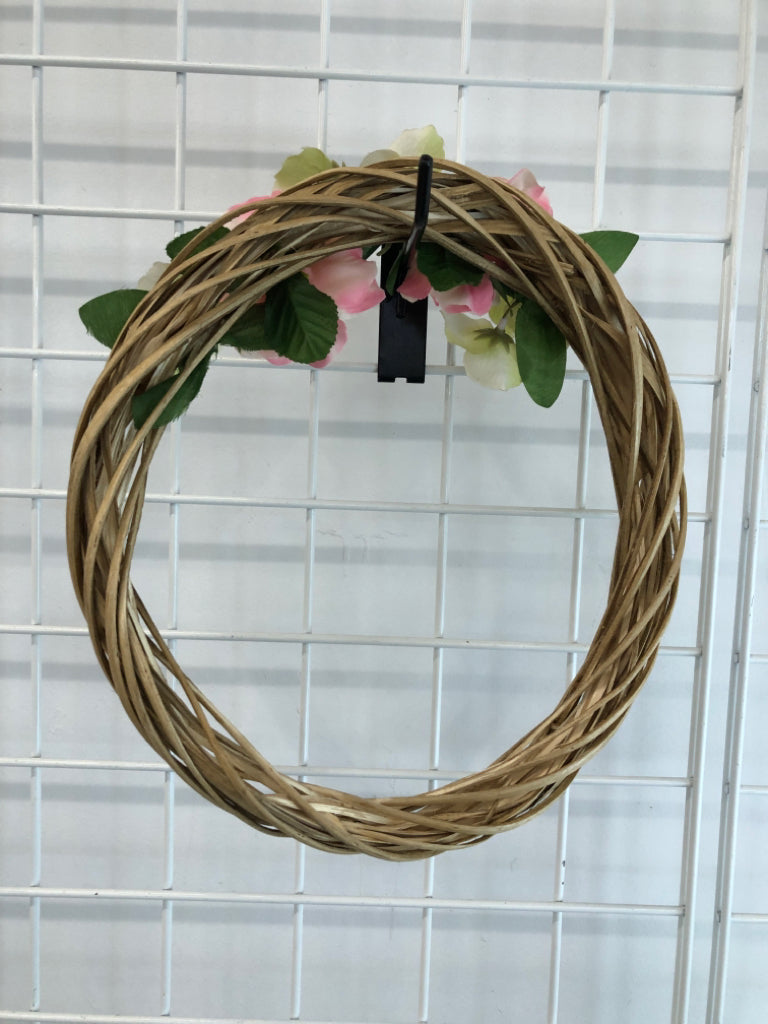SM WICKER WREATH W/FLORALS.