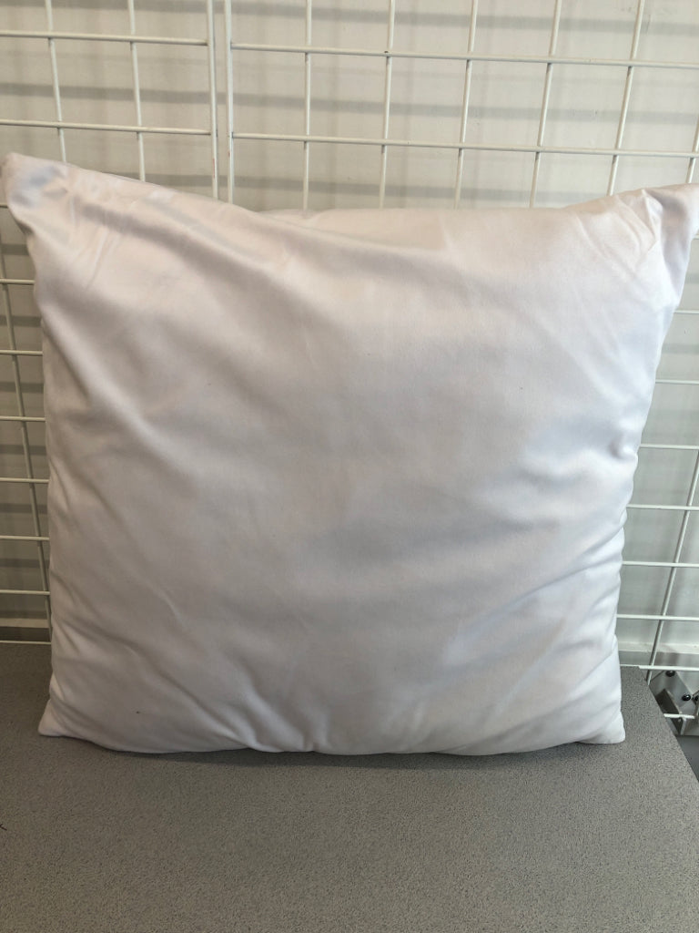 WHITE ACCENT PILLOW W/GREY SQUARE DETAIL.