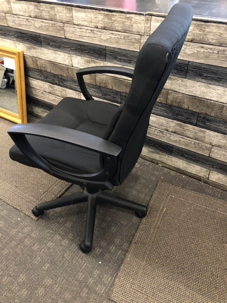 BLACK SWIVEL OFFICE CHAIR.